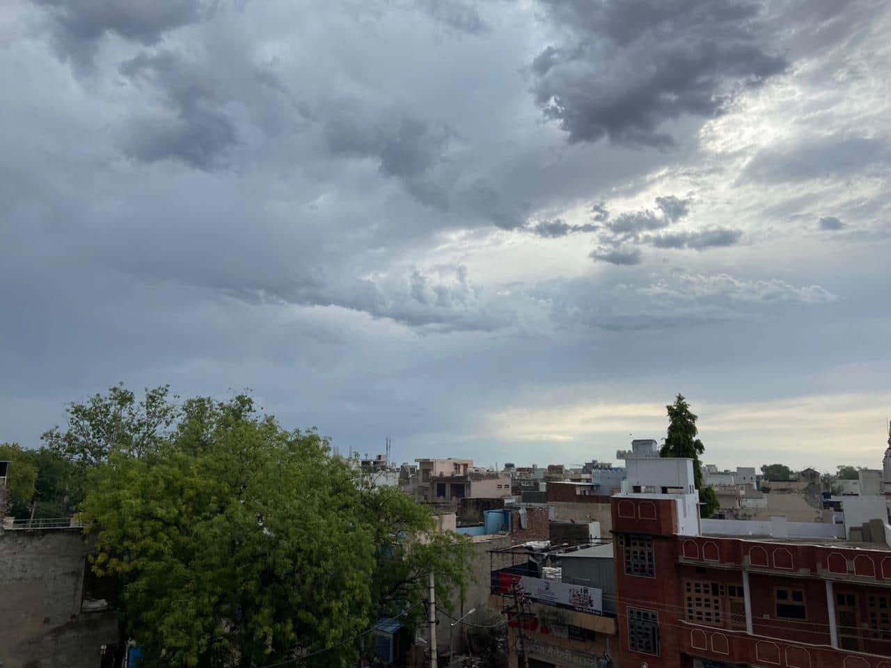 बुधवार की सुबह आसमान में छाए काले बादल। 