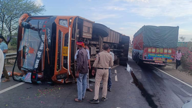 एमपी के ब्यावरा में बारातियों से भरी बस पलटी: तीन की मौत व 26 घायल, आठ की हालत नाजुक; खुशियां मातम में बदली