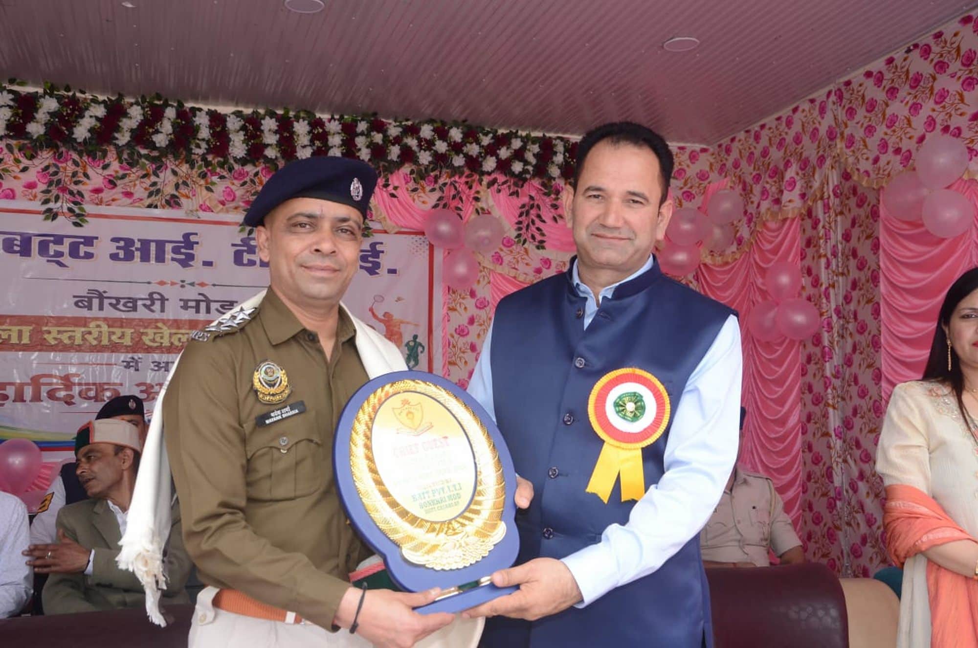 चंबा के आईटीआई बोंखरी मोड़ में खेलकूद प्रतियोगिता के शुभारंभ पर मुख्यतिथि को सम्मानित करते पर