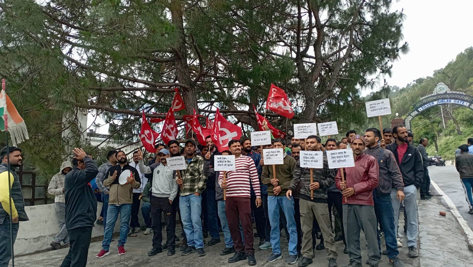 चंबा के बैरा स्यूल में धरने के दौरान सुरंगानी बैरा स्यूल प्रोजेक्ट वर्कर्स यूनियन के पदाधिका