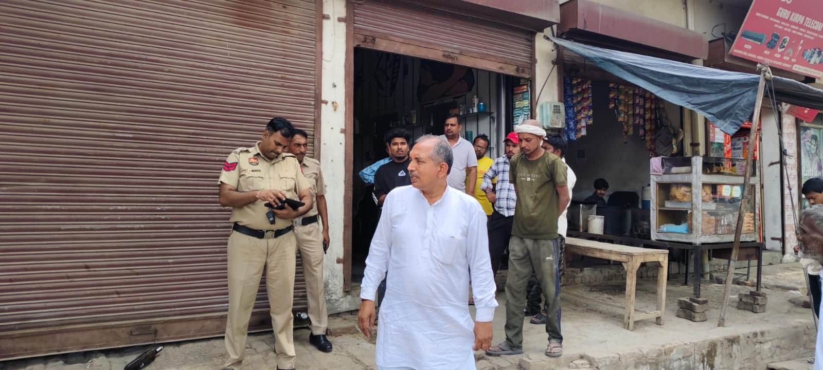 चोरी के बाद मौके पर जांच करती पुलिस। संवाद