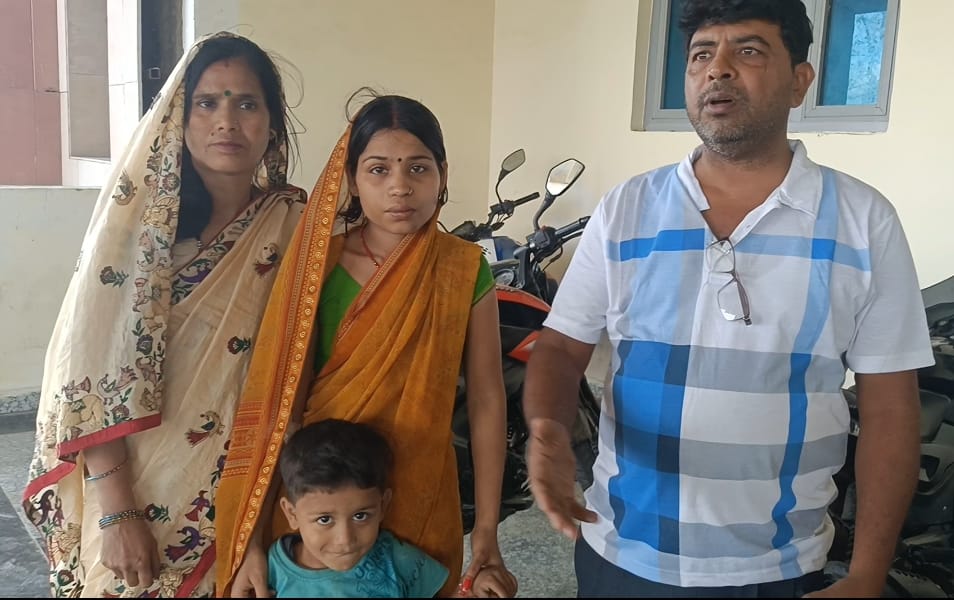 wife her daughter beaten thrown out of house protesting against her husband's illicit relationship Bihar