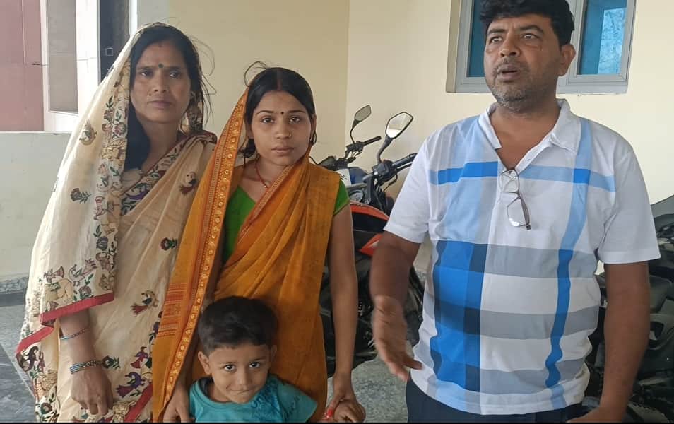 डीएमसीच में इलाज कराने पहुंची पीड़िता व परिजन