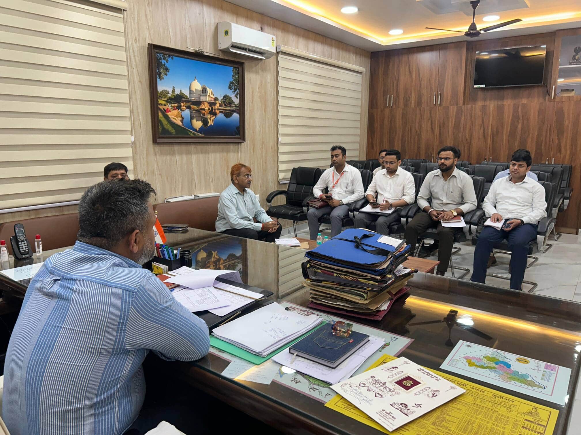 डीजल, पेट्रोल व घरेलू गैस को लेकर बैठक करते डीएम महेंद्र सिंह तंवर।स्रोत-सोशल मीडिया