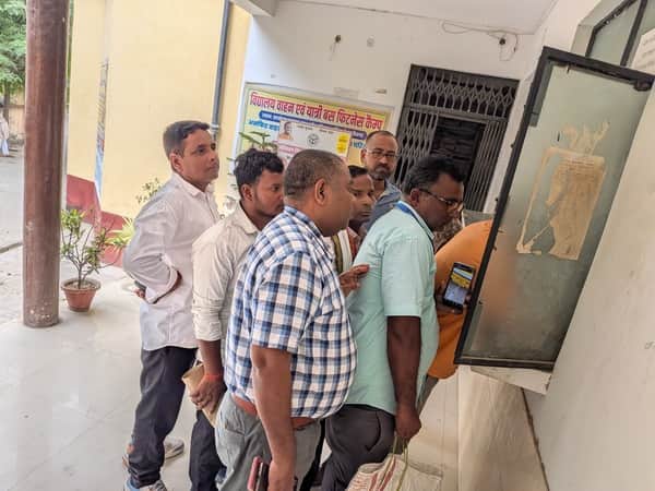 एआरटीओ कार्यालय में खिड़की पर कतार में लगे लोगों के दलालों को ढूंढते आरआई।संवाद