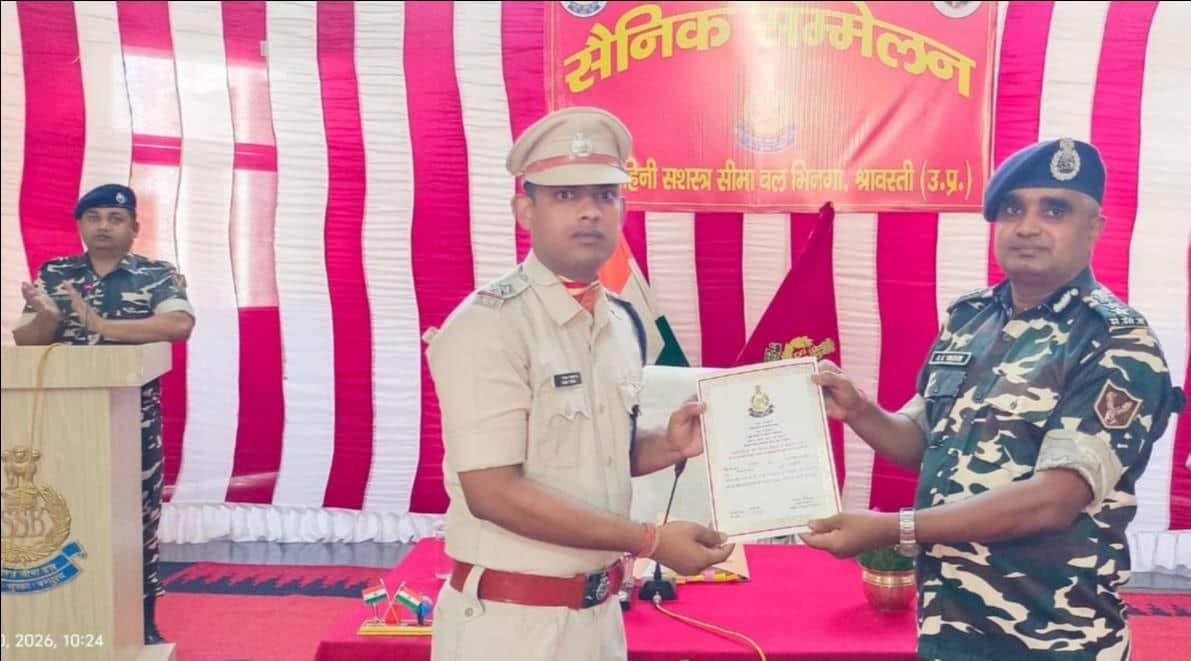 एसएसबी मुख्यालय पर जवानों को प्रशस्ति पत्र प्रदान करते कमांडेंट।