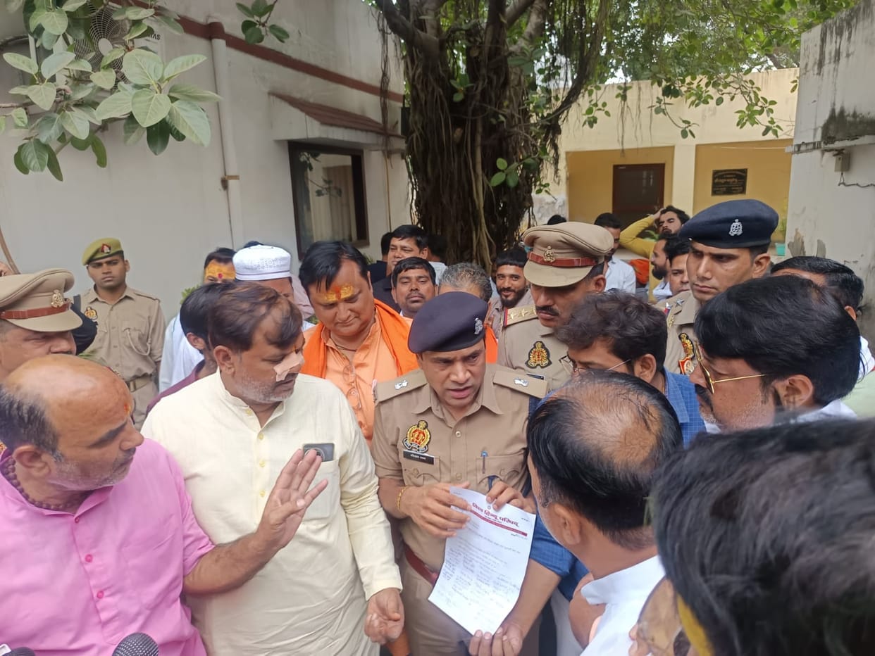 VHP and Bajrang Dal protest, police stopped them on the way