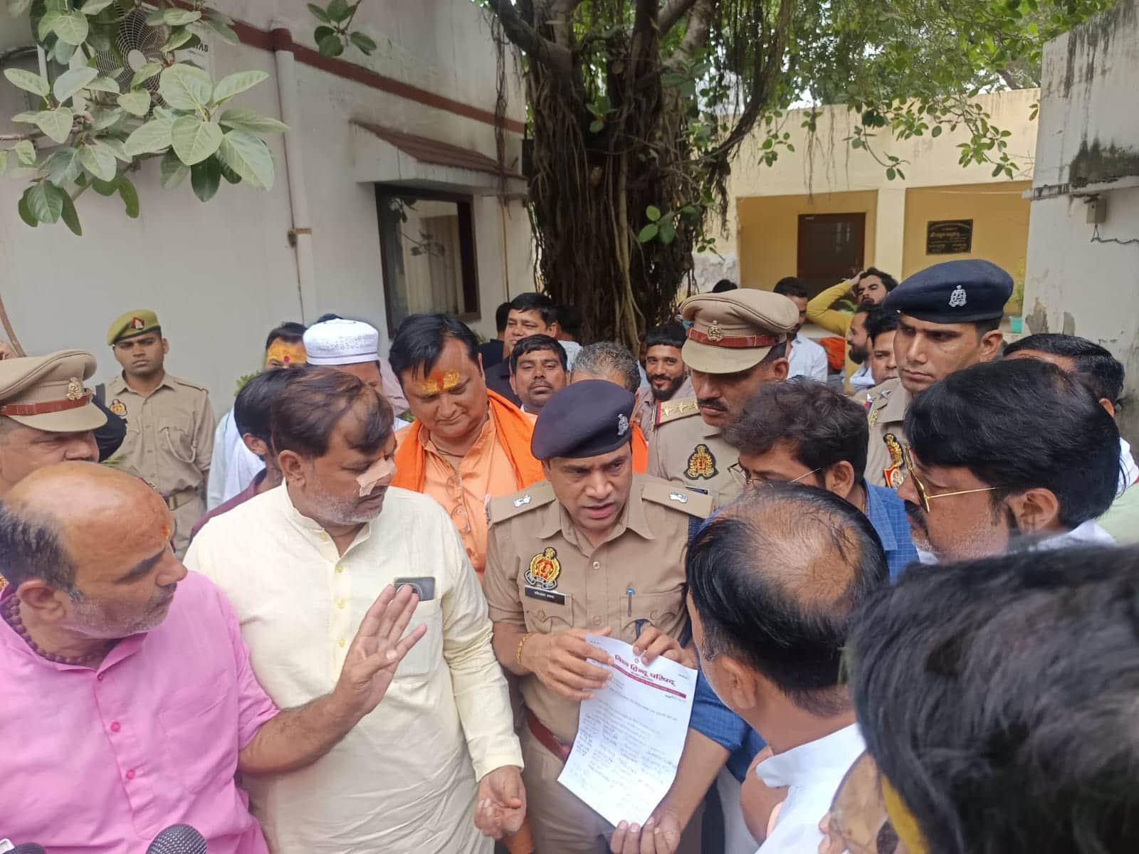 एसपी सिटी और एसडीएम सदर को ज्ञापन सौंपते विहिप व बजरंग दल कार्यकर्ता। संवाद