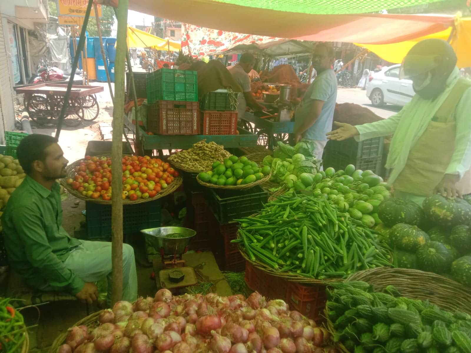 फोटो - 03 अतर्रा बाजार में सब्जी की दुकान में दाम पूछता विक्रेता। संवाद