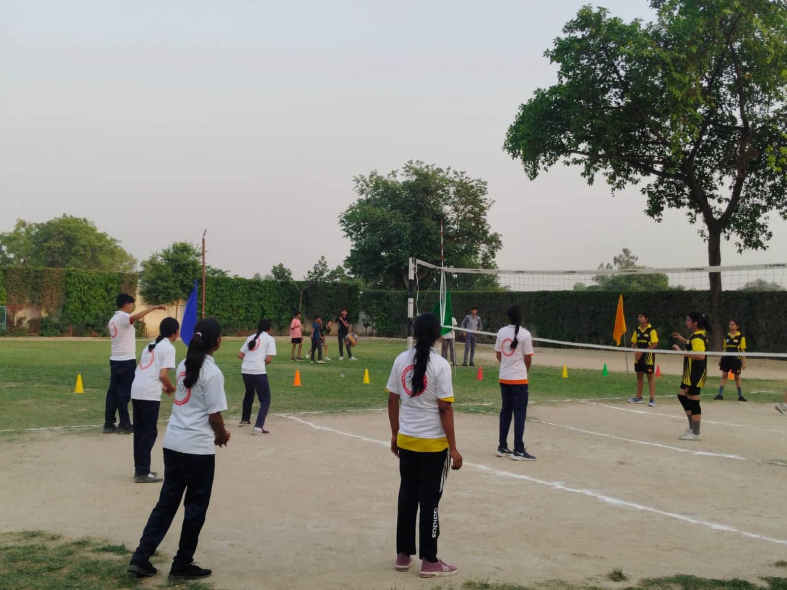 फोटो-1-वॉलीबॉल प्रतियोगिता में प्रदर्शन करतीं महिला खिलाड़ी।संवाद