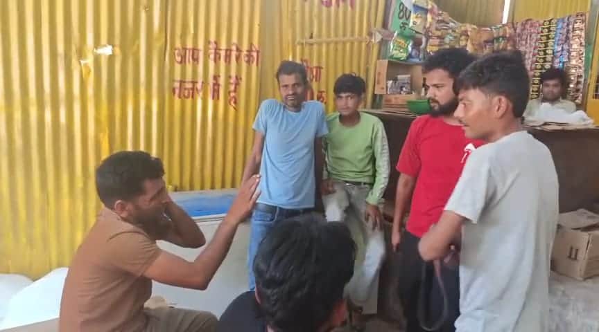 फोटो-16 पुलिस लाइन रोड स्थित शराब के ठेके पर सिपाही को पीटते युवक। स्रोत : वीडियो ग्रैब