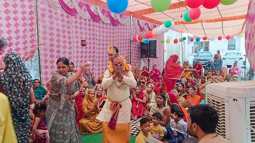 Described the divine pastimes of Lord Krishna.