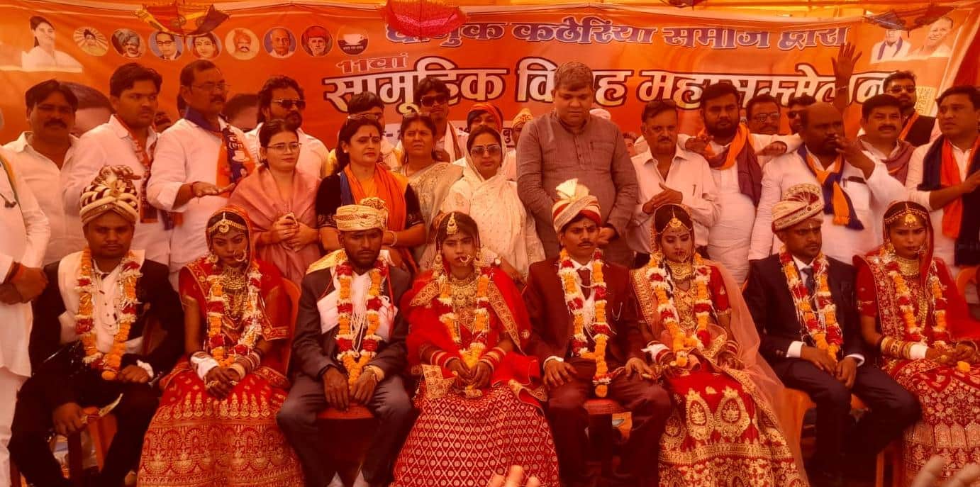 फोटो - 26 सामूहिक विवाह कार्यक्रम में वर वधु को आशीर्वाद देते अतिथि। संवाद
