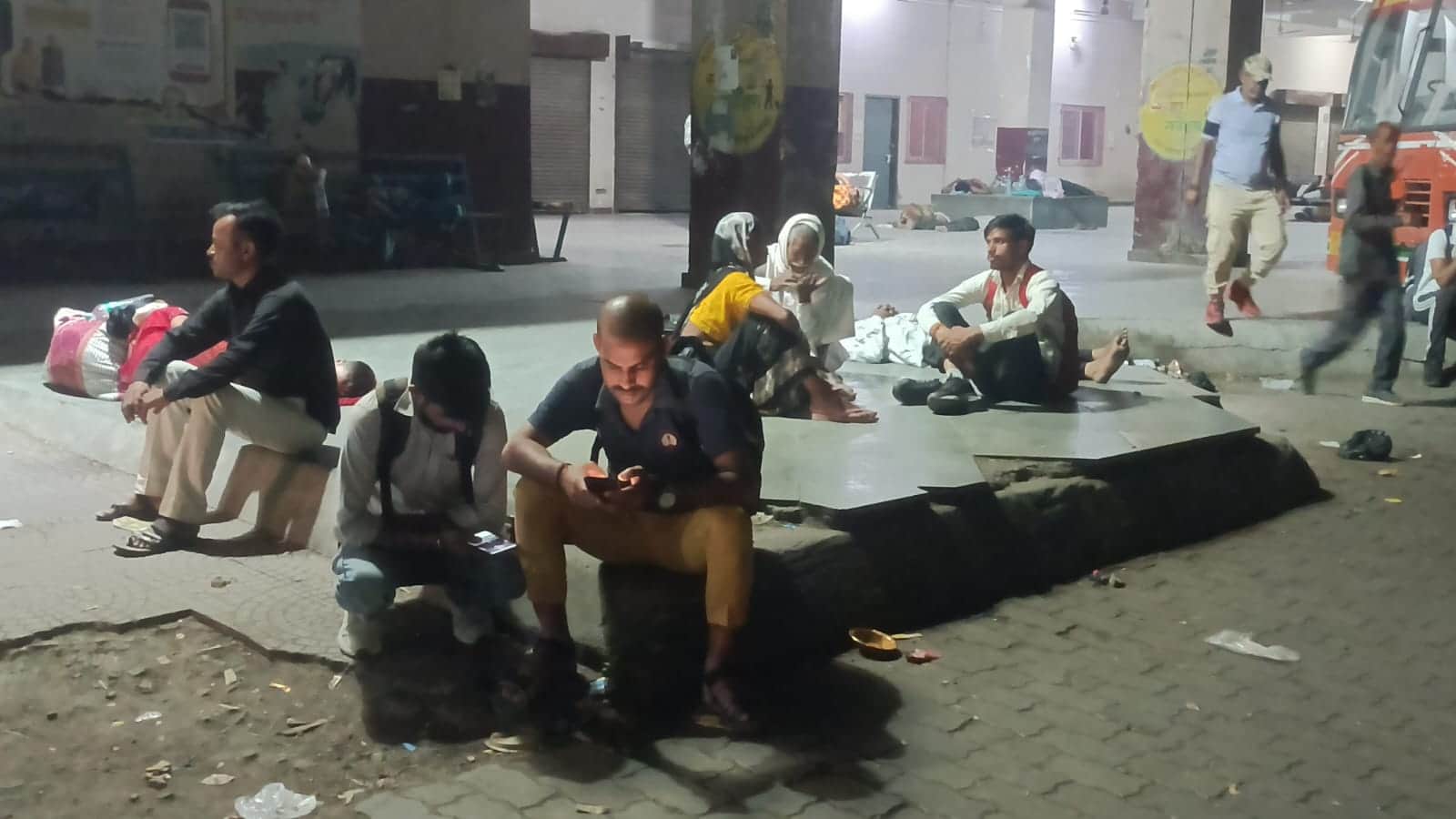 फोटो-27 रोडवेज बस अड्डा पर मंगलवार रात दिल्ली की बस का इंतजार करते यात्री। संवाद