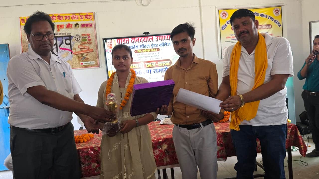 फोटो 29 एचएएमपी 27- छात्रा अनामिका को सम्मानित करते जिला समन्वयक एवं ग्राम प्रधान।  आयोजक