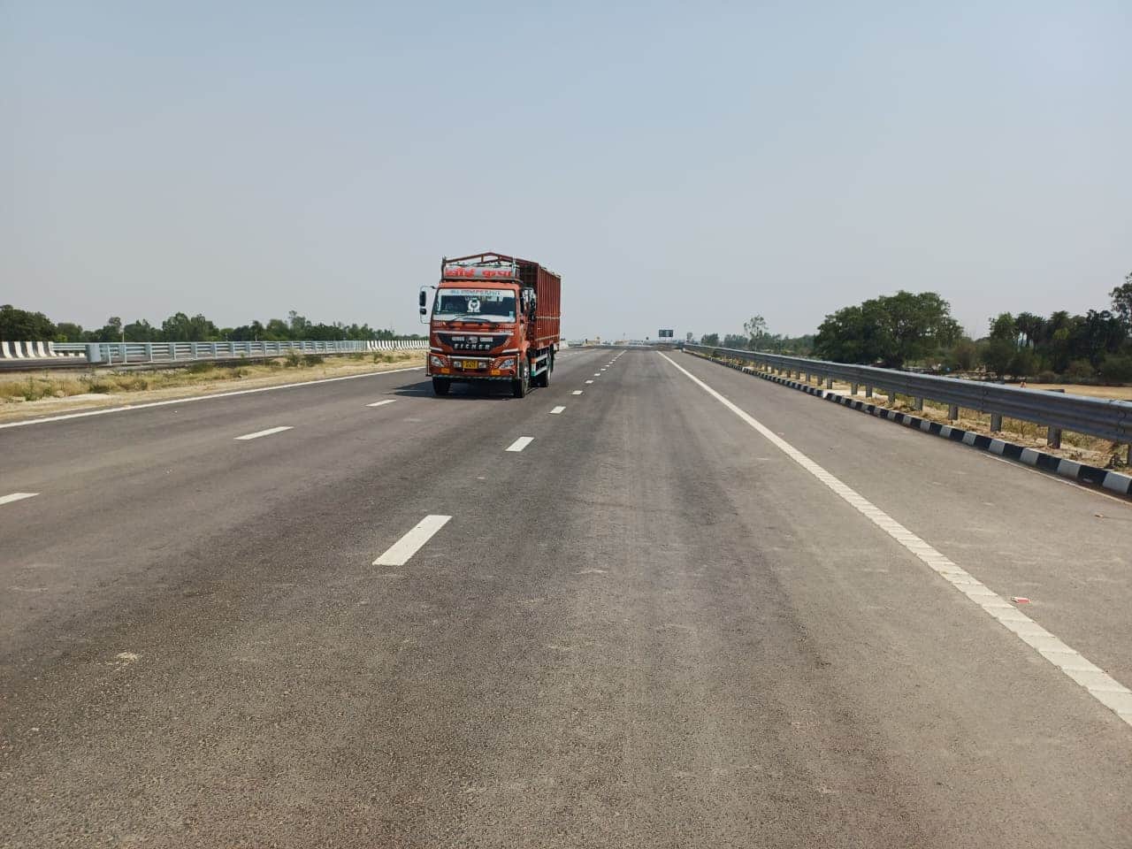 फोटो 40 : गंगा एक्सप्रेसवे पर गुजरता ट्रक। संवाद &nbsp;