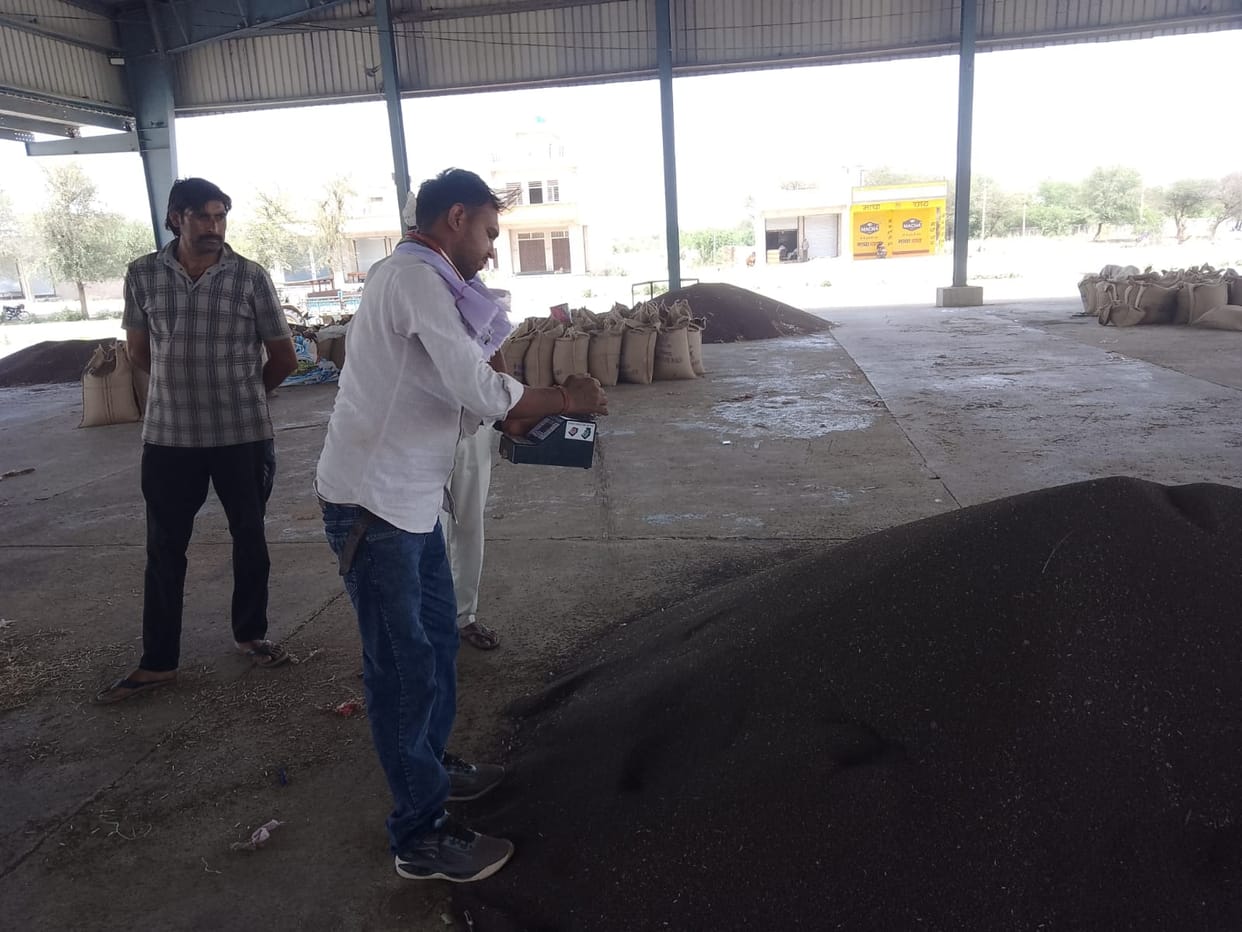 Farmers have demanded an extension of the procurement period until May 15.