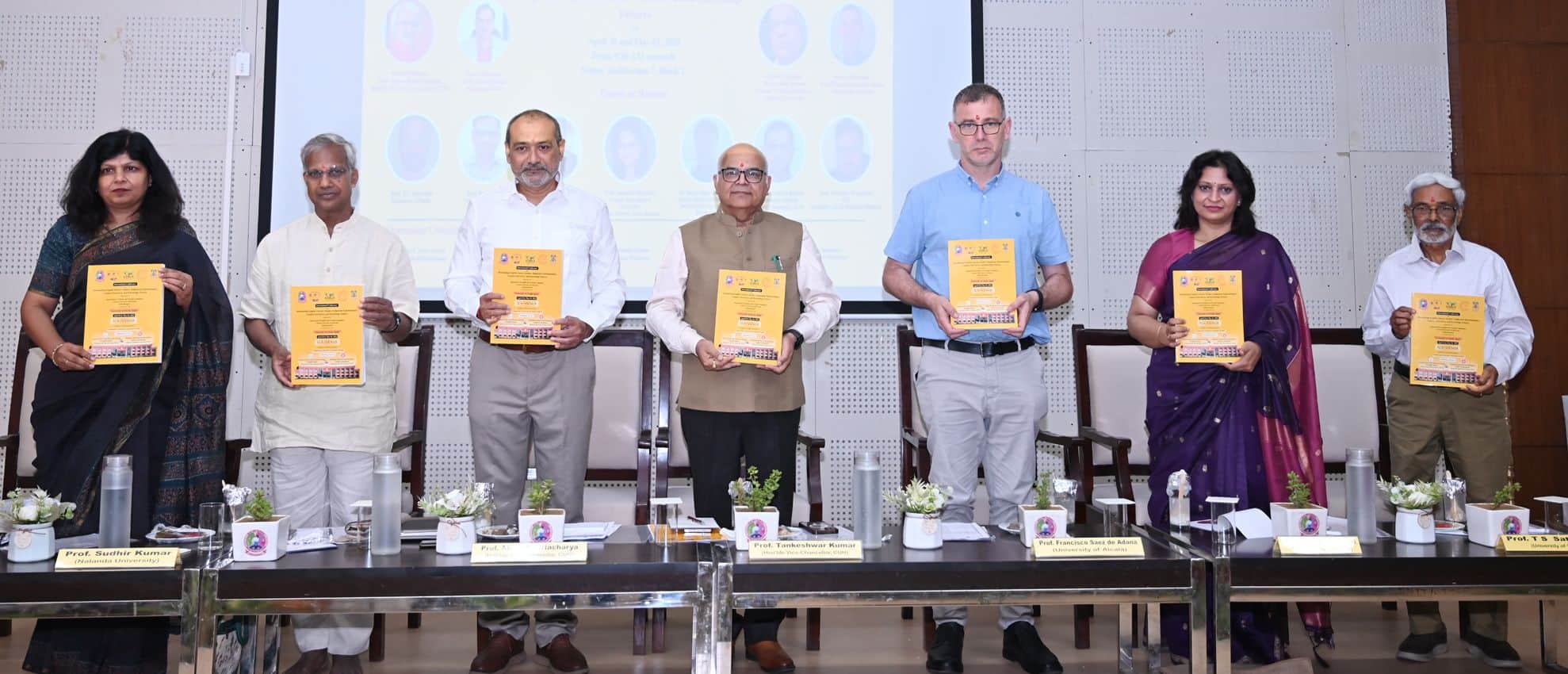 फोटो संख्या:-82 हकेंवि में सम्मेलन की स्मारिका का विमोचन करते हुए कुलपति प्रो. टंकेश्वर कुमार व