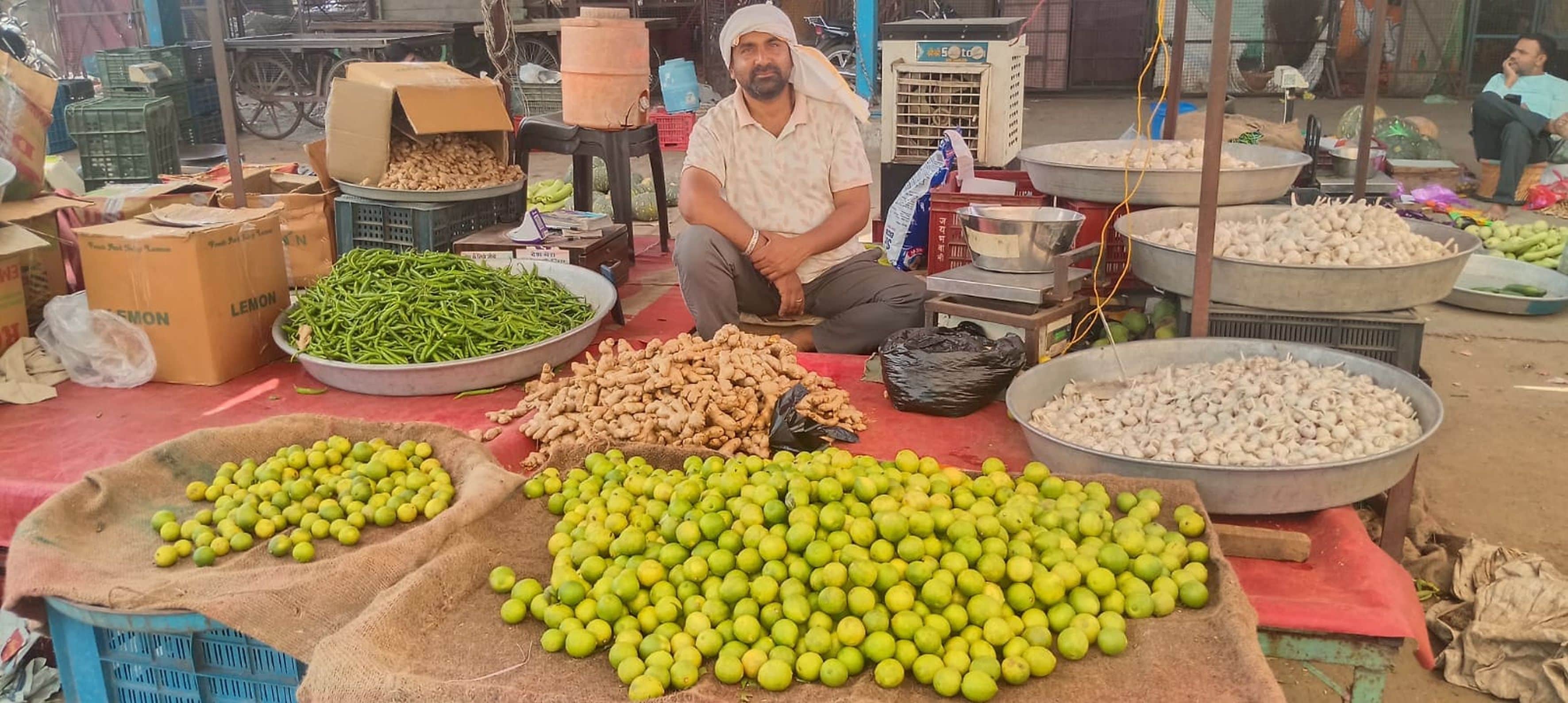 फोटो संख्या:55 सब्जी मंडी में रखे नींबू। संवाद