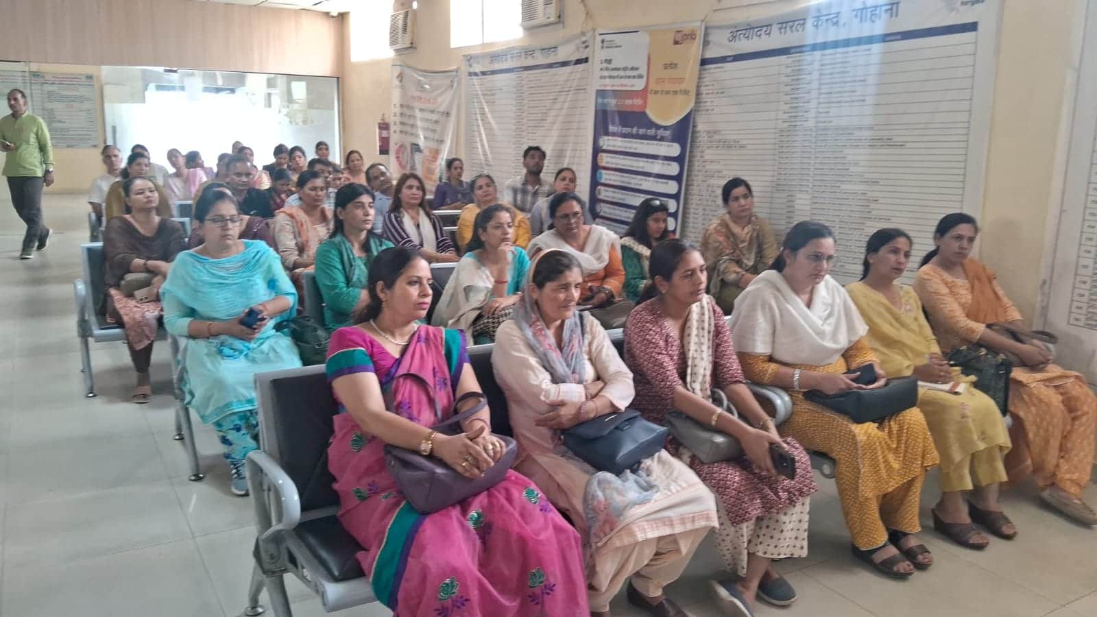 फोटो : सोनीपत के गोहाना में जनगणना-2027 को लेकर आयोजित बैठक में सुपरवाइजरो व कर्मचारी। स्रोत : 