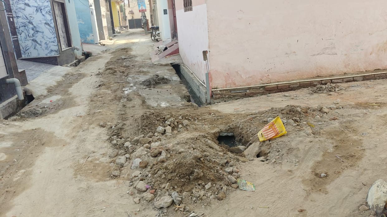 The laid pipeline is leaking, the uprooted road is not repaired.