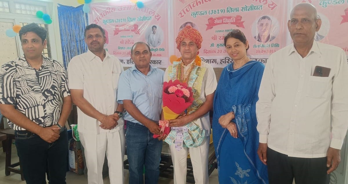 Emotional farewell given to head teacher Rameshchandra