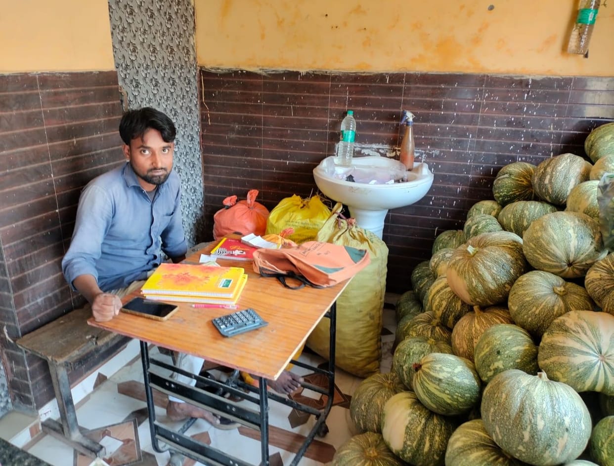 Amazing: Pumpkins stored for sale in a public toilet