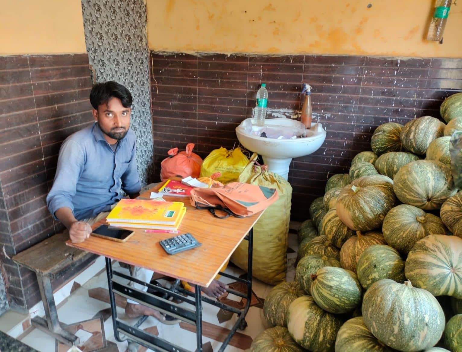 फोटो18सोरोंजी में सामुदायिक शौचालय में रखे  कद्दू ।संवाद