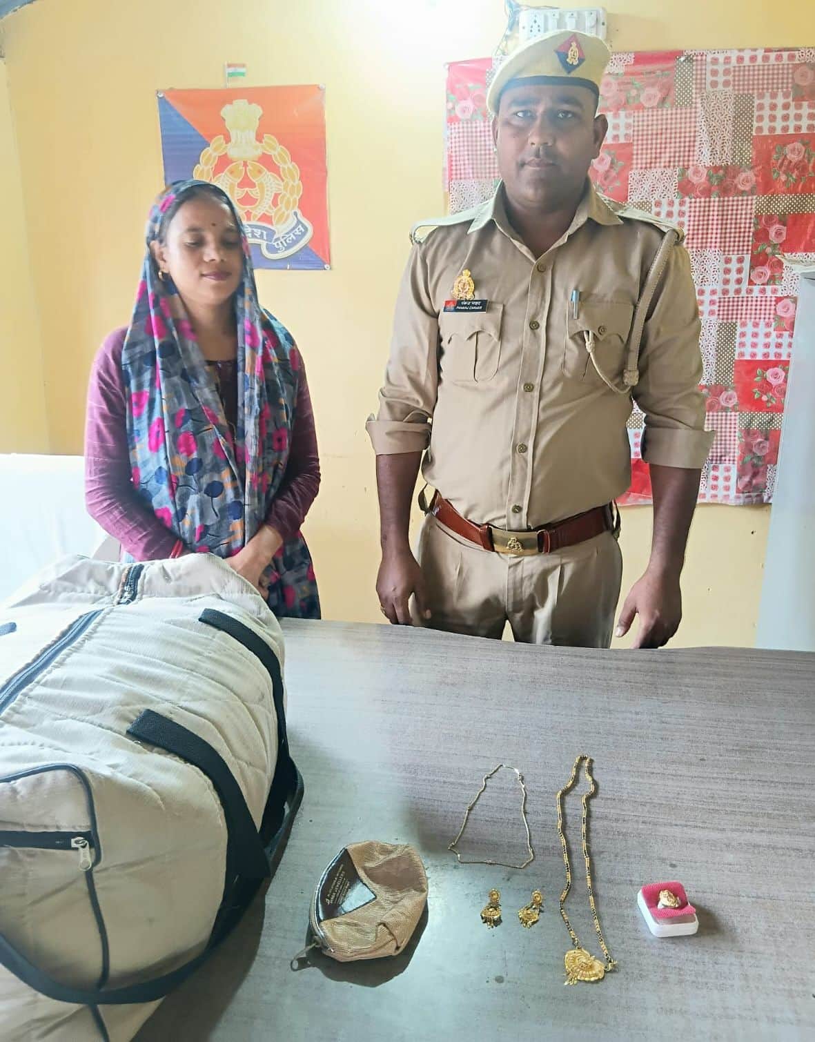 फोटो29कासगंज में महिला को सोने-चांदी के आभूषण लौटाती पुलिस ।स्रोत: पुलिस मीडिया सेल