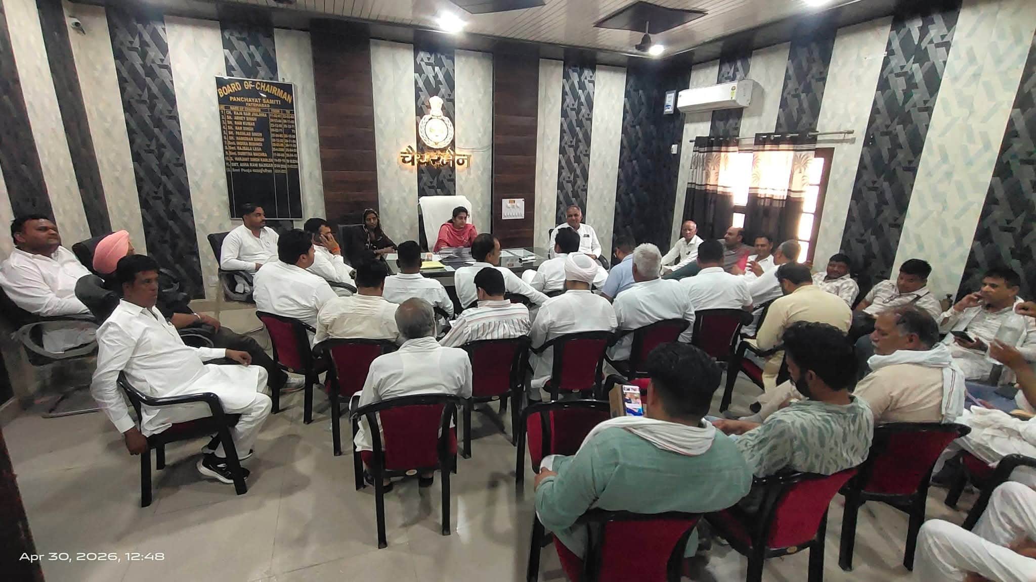 फतेहाबाद में पंचायत समिति चेयरपर्सन धरना समाप्त करने के बाद बैठक करते हुए स्त्रोत सोशल मीडिया