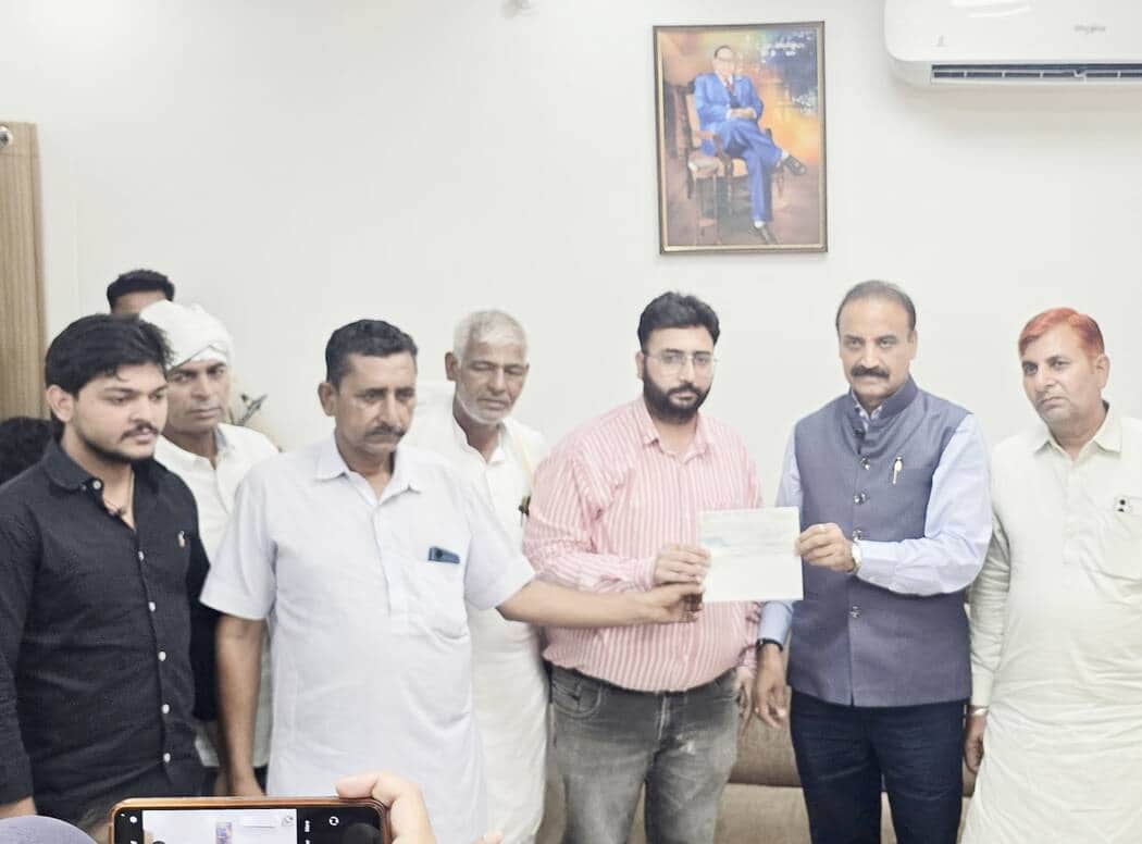 गाै सेवकों को सहायता राशि के चेक सौंपेते विधायक योगेंद्र राणा । संवाद