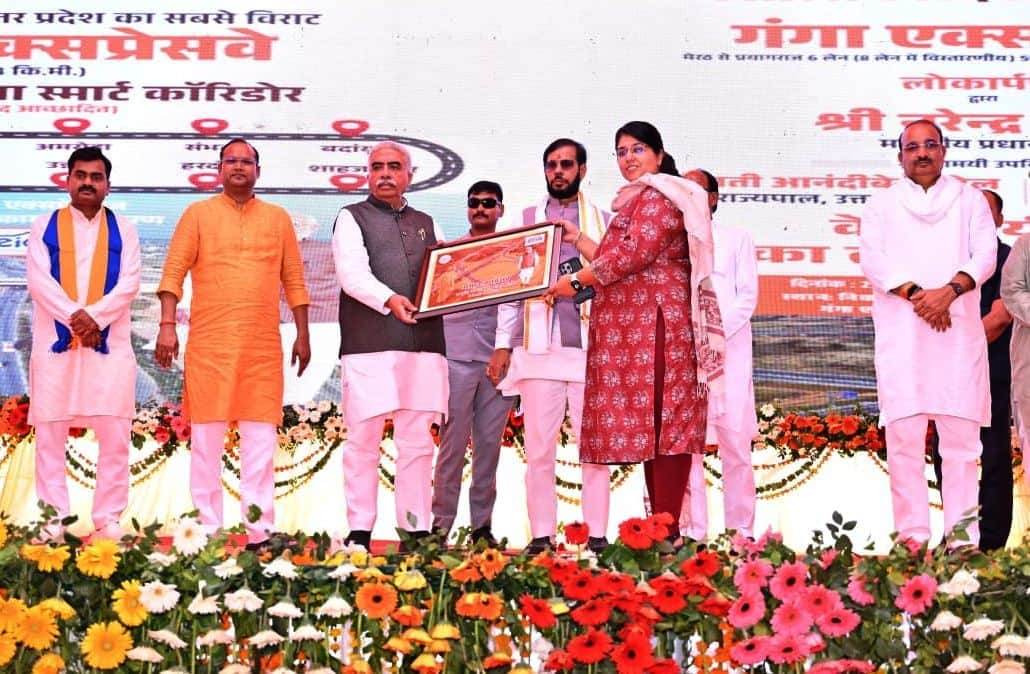 गंगा एक्सप्रेसवे के लोकार्पण कार्यक्रम में मुख्य अतिथि प्रभारी मंत्री राकेश सचान को सम्मानित कर
