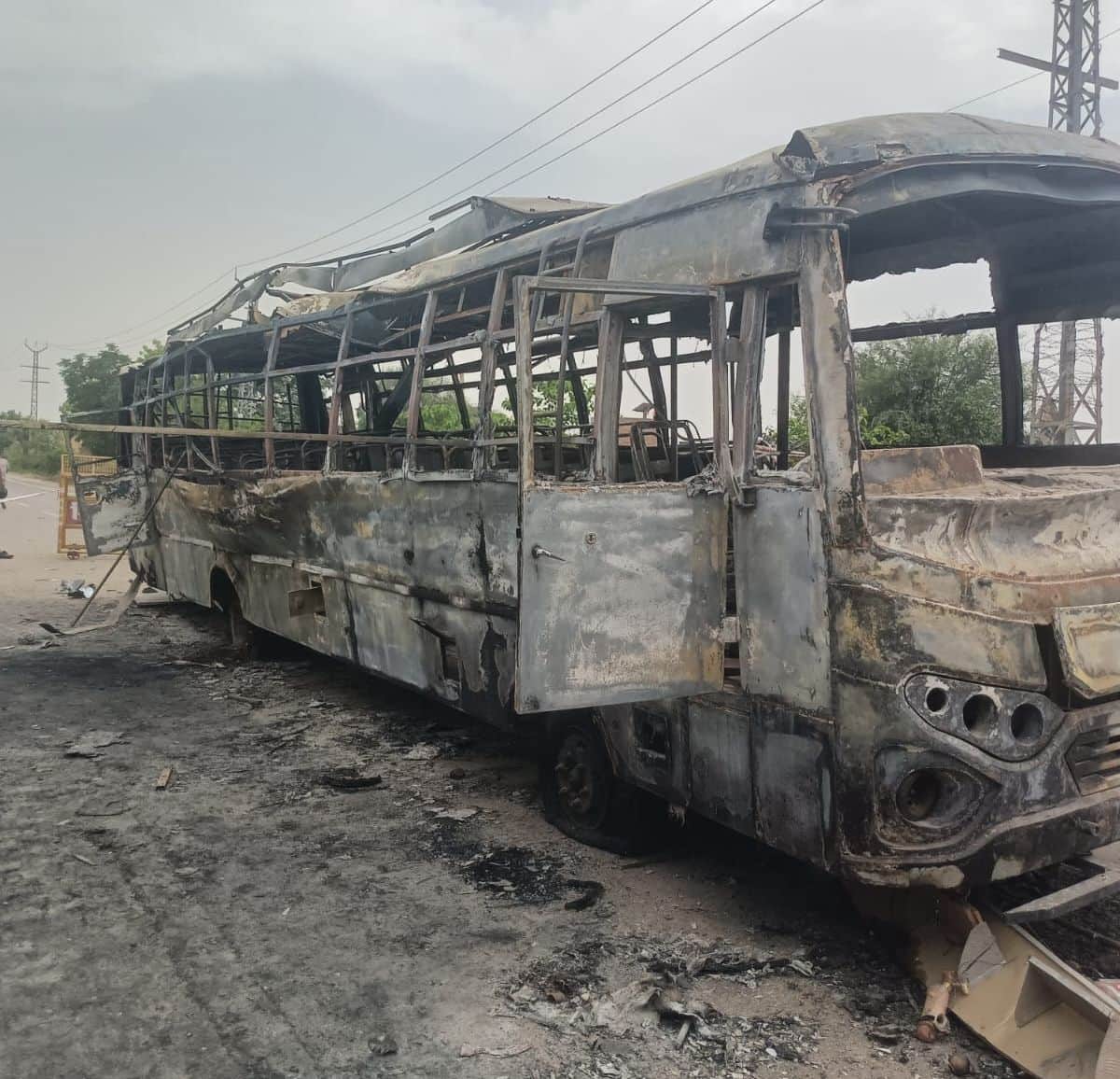 गांव मिलकपुर में खड़ी दुर्घटनाग्रस्त बस।