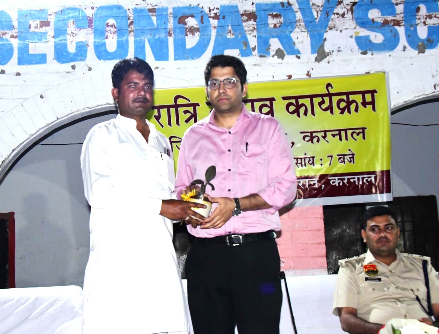 गांव ढ़ाकवाला गुजरान में डीसी डा. आनंद शर्मा का स्वागत करते ग्रामीण। सूचना विभाग