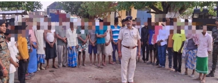 गया के मोहनपुर थाना परिसर में गिरफ्तार आरोपी