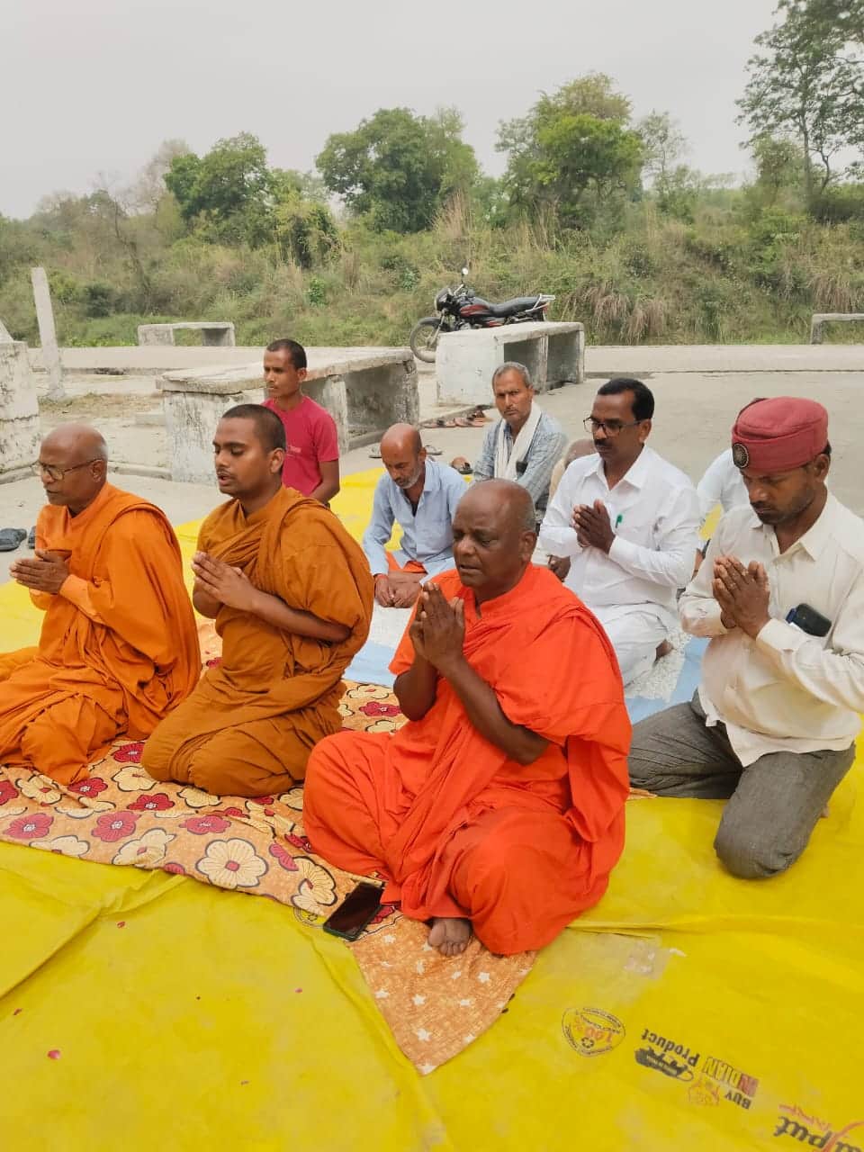 घाघी नदी पर पूजा अर्चना करते बौद्ध अनुयायी ।स्रोत-सोशल मीडिया