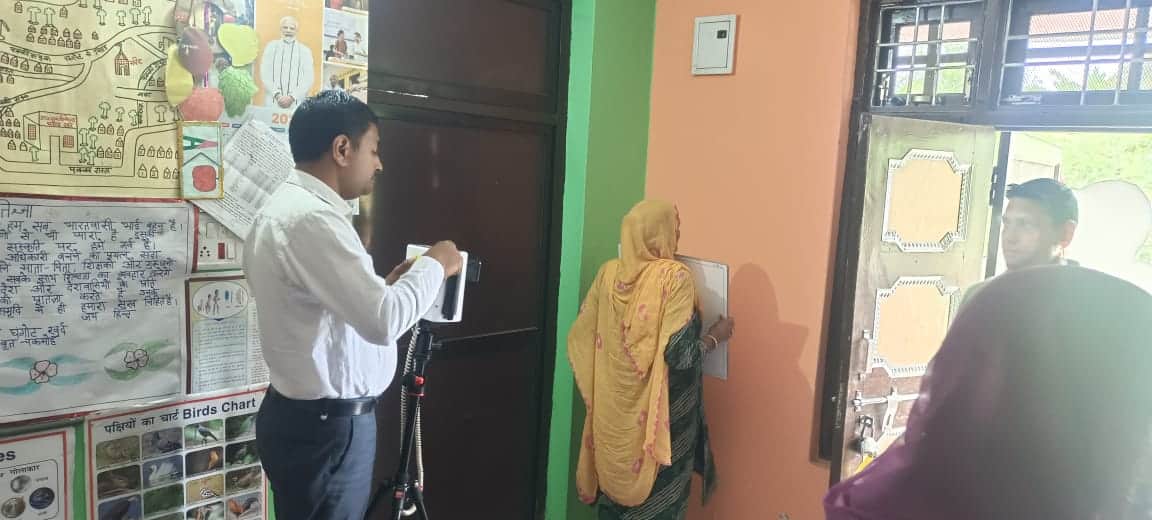 घंघोट में टीबी स्क्रीनिंग के दौरान एक्सरे करते स्वास्थ्य विभाग के कर्मचारी। स्रोत : स्वास्थय वि