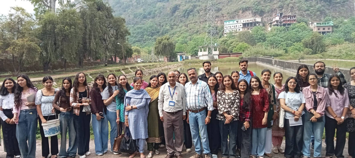 Explained modern, scientific techniques of carp fish farming to students