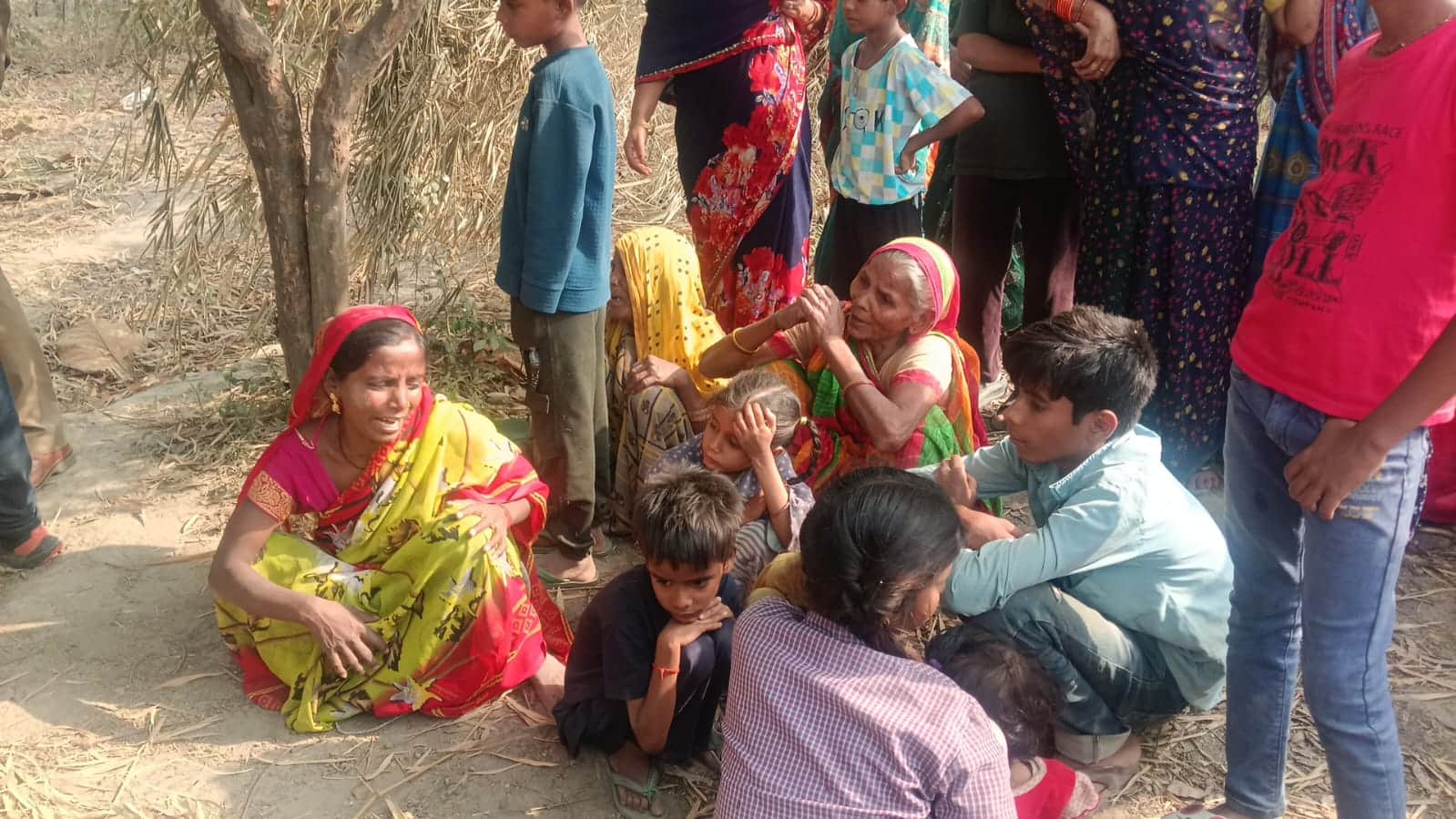 घटना के बाद दहौरा गांव में बिलखते परिजन।