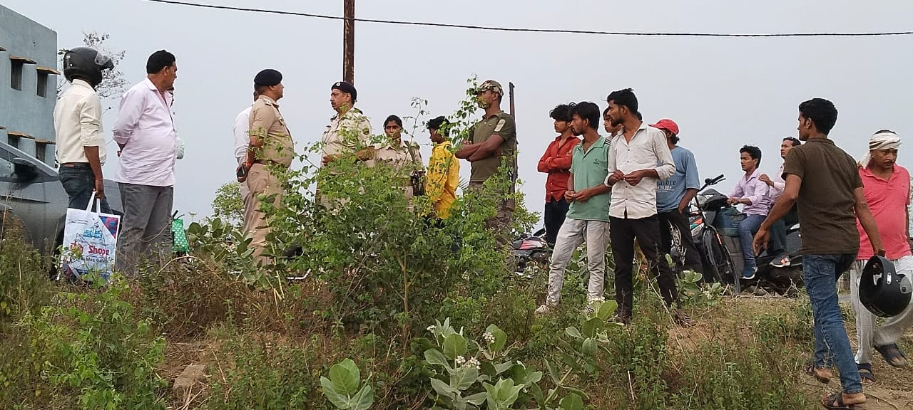 घटनास्थल पर जांच पड़ताल करती गया पुलिस