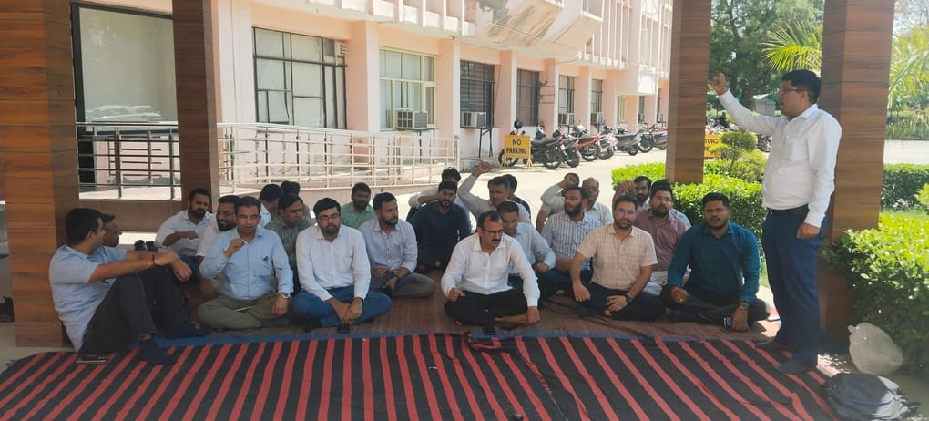 The Engineers Association protested by boycotting work for two hours.