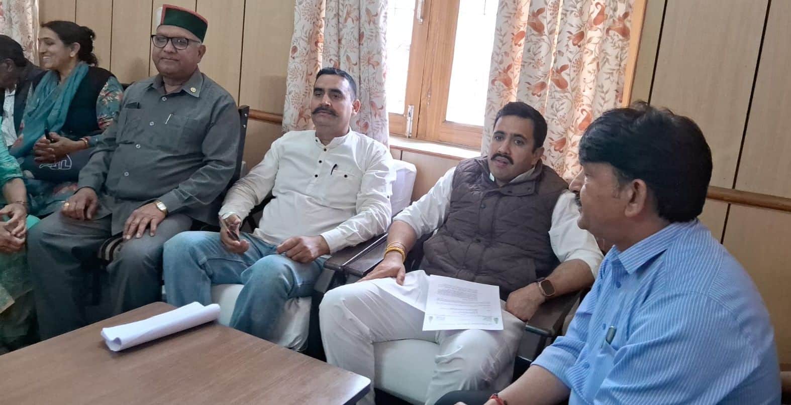 जोगिंद्रनगर में भूभू जोत टनल के निर्माण व फोरलेन के निर्माण कार्य पर जानकारी देते लोक निर्माण व