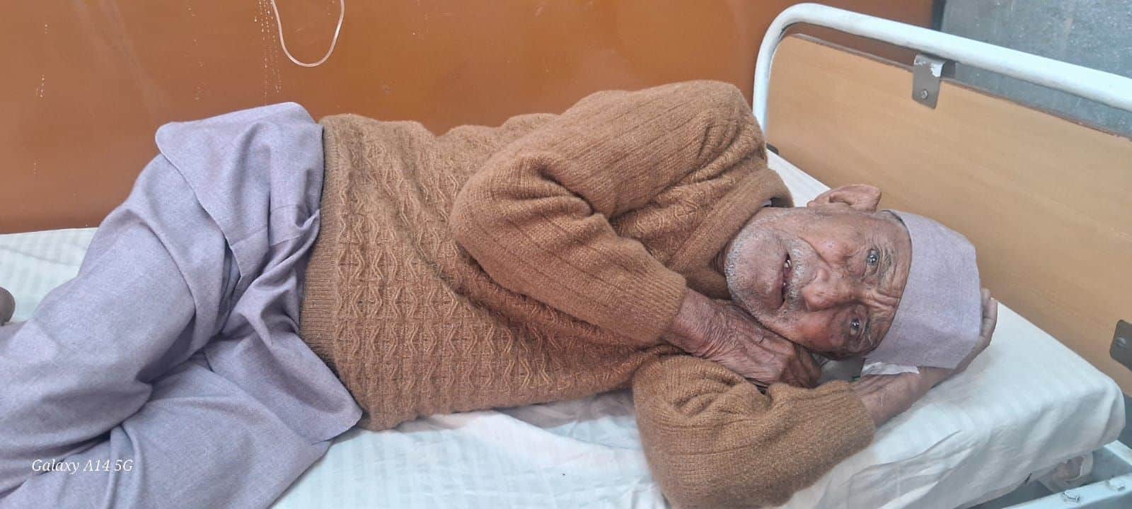 जोगिंद्रनगर में रंगड़ों के हमले में घायल बुजुर्ग। स्त्रोत- जागरूक पाठक