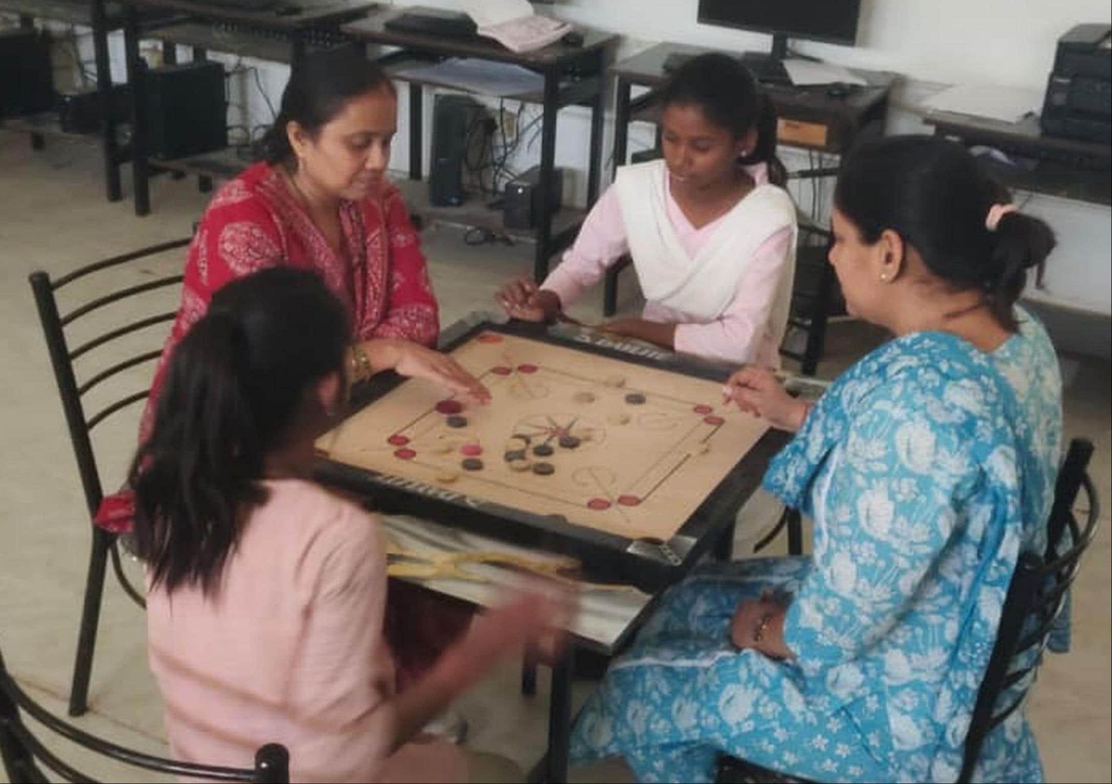 जीजीआईसी संग्रामपुर में कैरम खेलते प्रतिभागी। स्रोत: विद्यालय प्रबंधन  