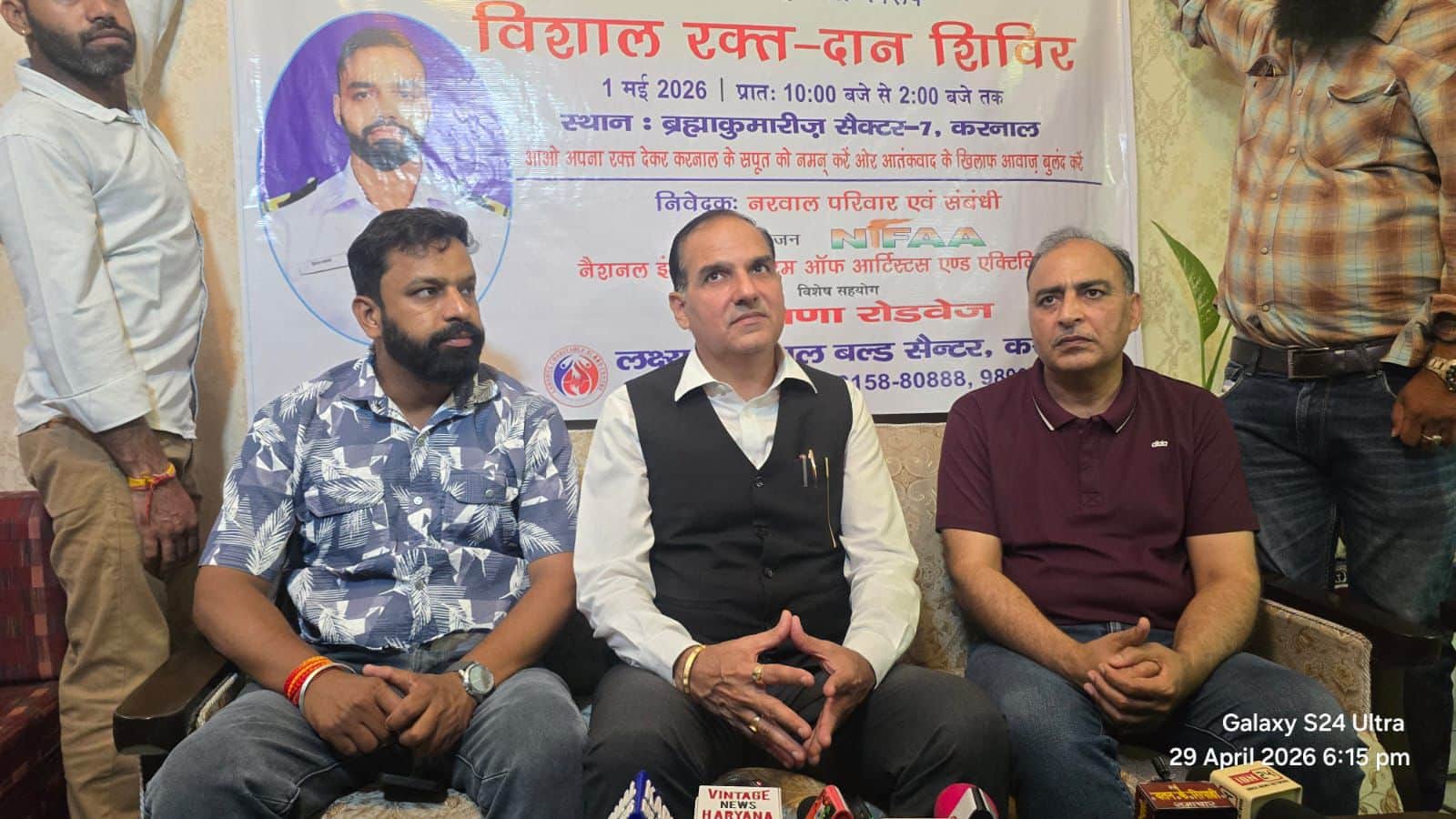 जानकारी देते विनय नरवाल के पिता राजेश नरवाल। स्वयं
