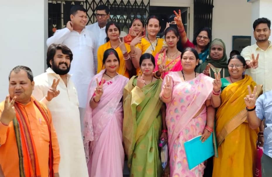जिप अध्यक्ष को पराजित करने के बाद निकलते पार्षद