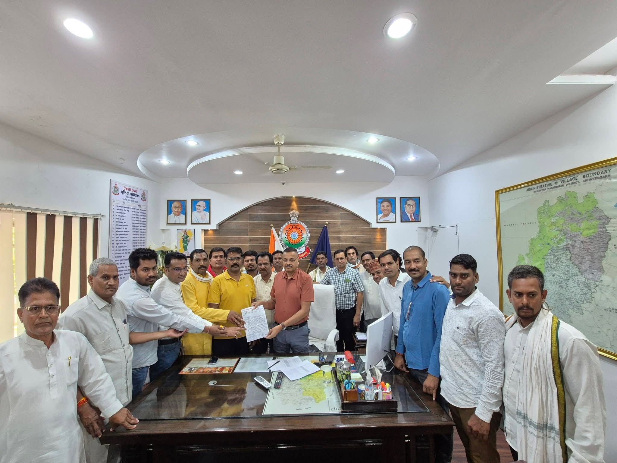 कबीरधाम में एसपी को ज्ञापन सौंपते कांग्रेस कार्यकर्ता