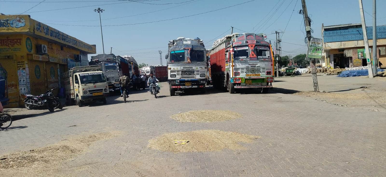 कुरुक्षेत्र। अनाजमंडी थानेसर के दूसरे गेट पर खड़े गेहूं से लदे ट्रक। संवाद