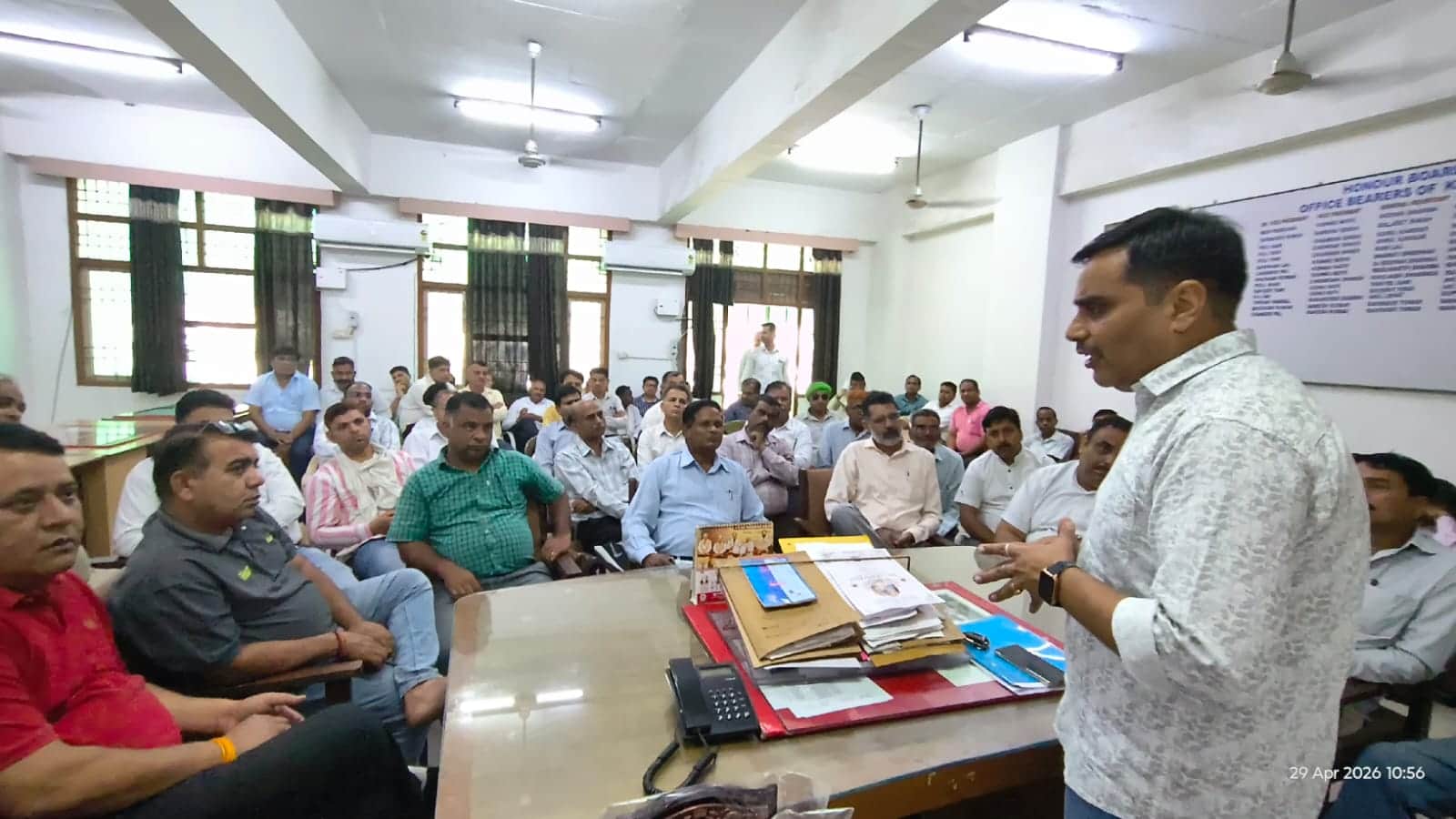 कुरुक्षेत्र। कुंटिया कार्यालय में बैठक करते पूर्व पदाधिकारी और कर्मचारी। स्वयं