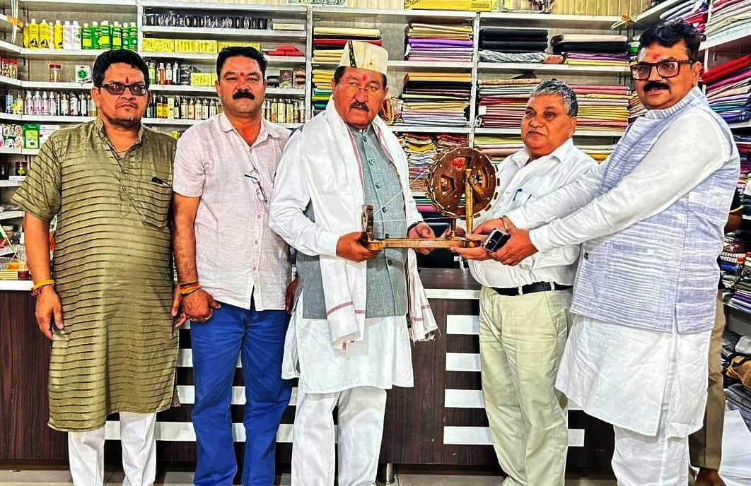 कुरुक्षेत्र। मंत्री भरत सिंह को सम्मान स्वरूप चरखा भेंट करते खादी संघ के पदाधिकारी एवं अन्य सह
